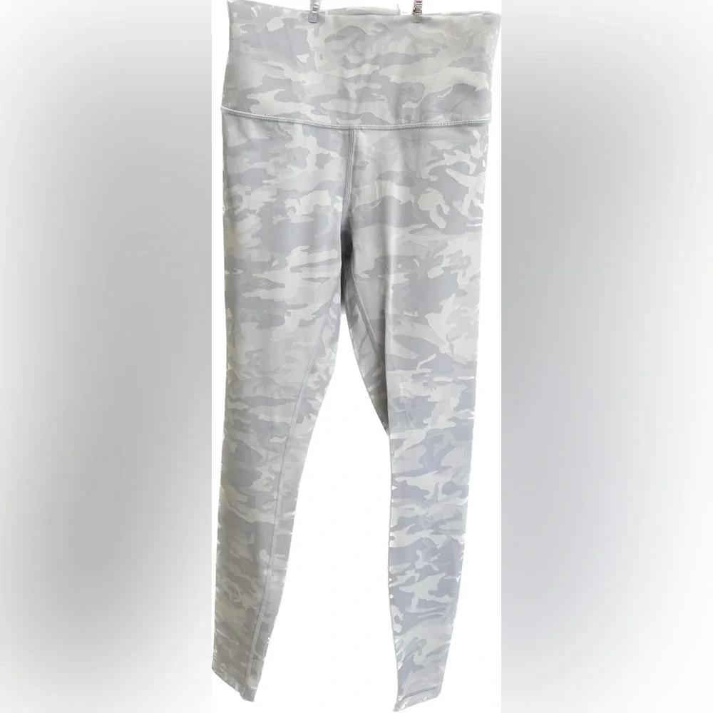 Like New Lululemon Wunder Under High Rise 28” Rib size 8 in Incognito Camo